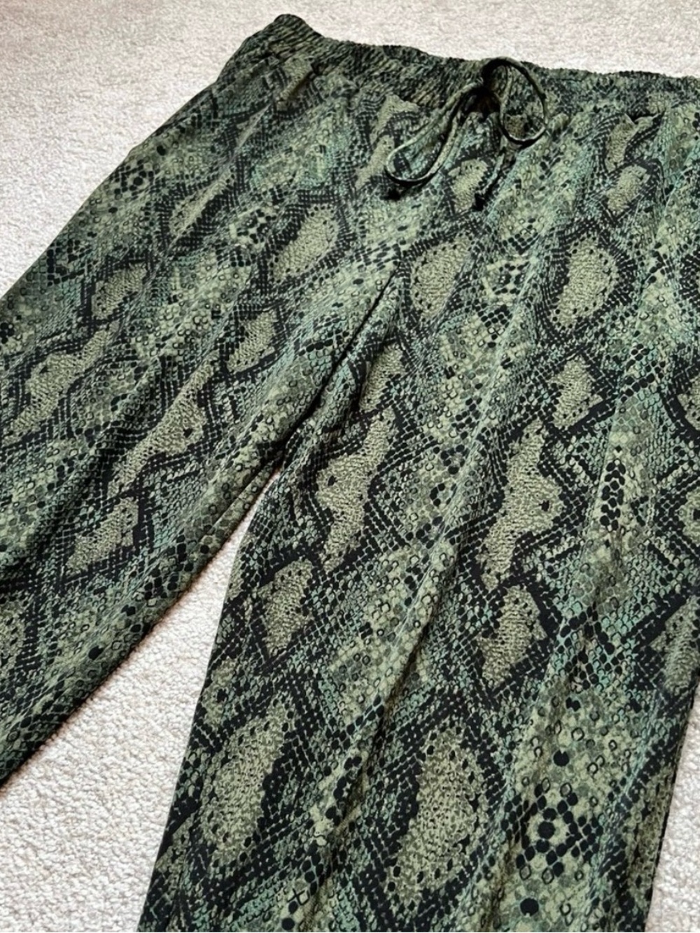 NWOT Veronica M Green and Black Snake-Print Lounge Pants M